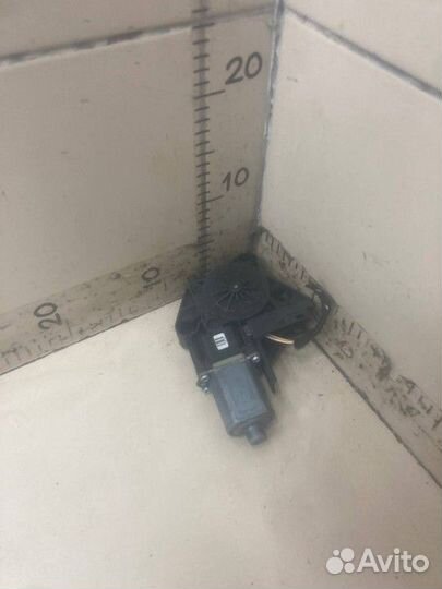 Моторчик стеклоподъемника передний левый