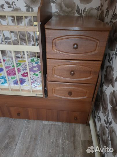 Детская кроватка с поперечным маятником