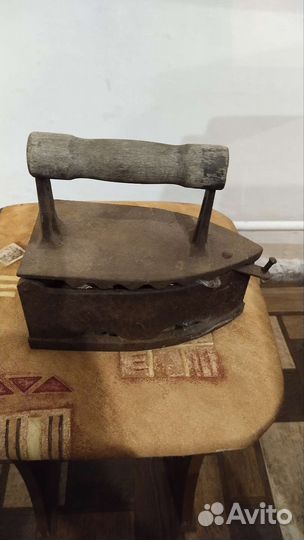 Старый угольный утюг