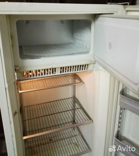 Небольшой рабочий холодильник ЗИЛ 140х60 см