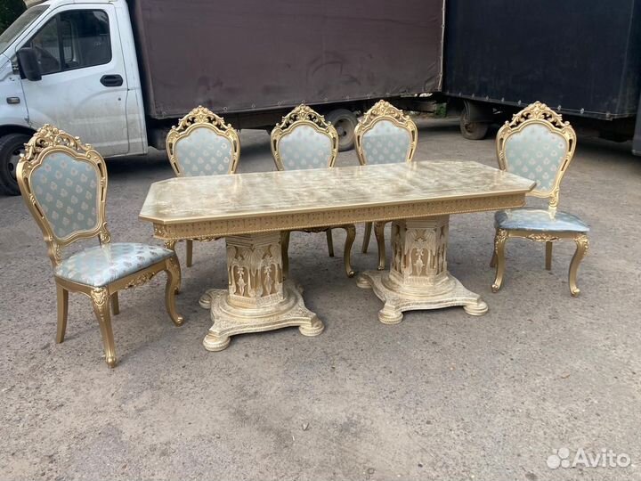 Стол и стулья