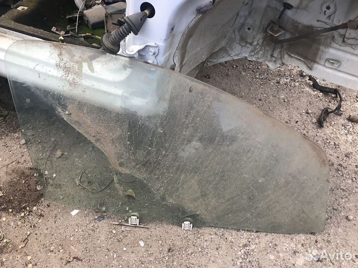 Стёкла передние дверные Peugeot 107