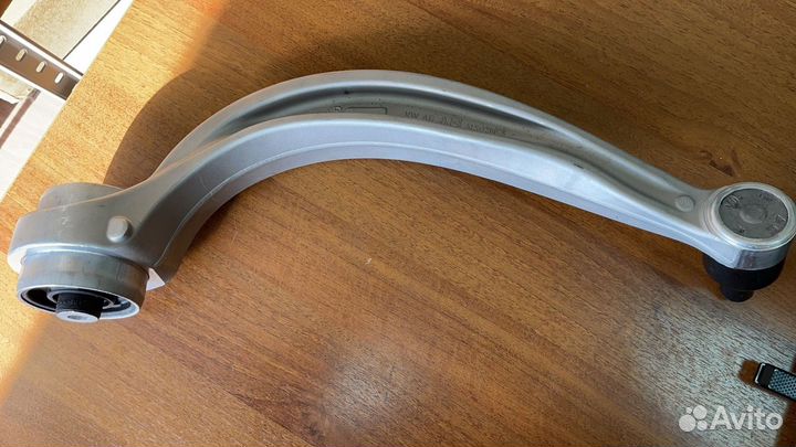 Нижний направляющий рычаг Ауди 4M0407694F