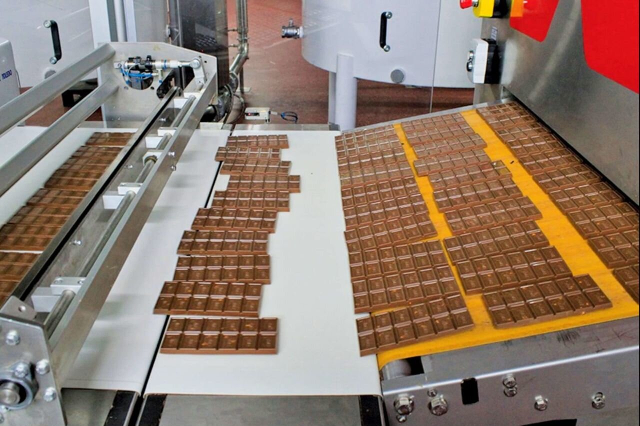 Можно шоколадную фабрику. Производство шоколада. Производства шиколада. Шоколадная фабрика оборудование для производства. Цех производства шоколада.