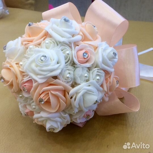 Свадебные букеты, бутоньерки, подвязки в разной цв