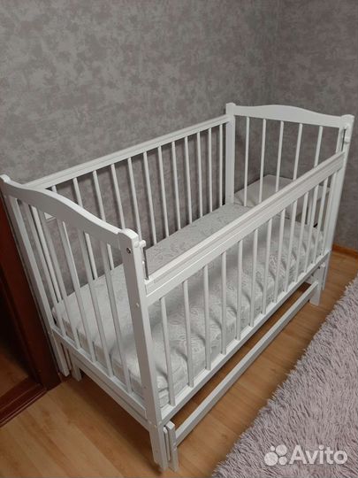 Детская кроватка с маятником