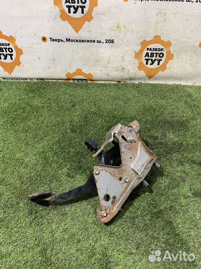 Педаль тормоза Nissan Note e11 1.6 Автомат