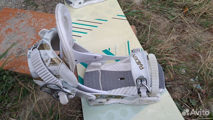 Сноуборд с креплениями и ботинками