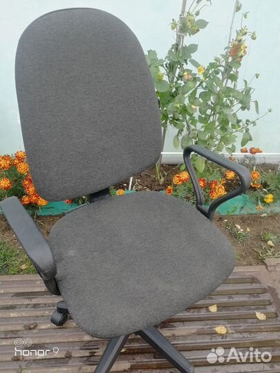 Стул офисный на колесах