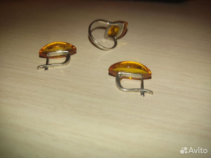 Серебряные серьги и кольцо с янтарём