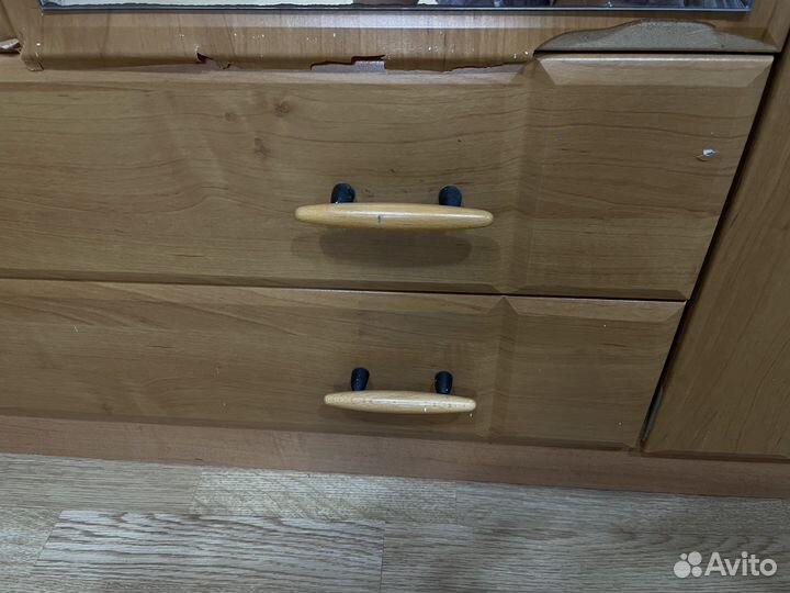 Шкаф и стол с зеркалом