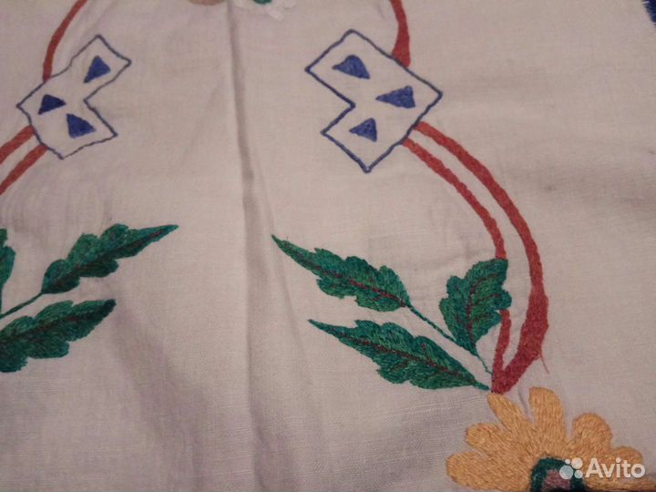 Старинная салфетка с вышивкой и обвязанным краем