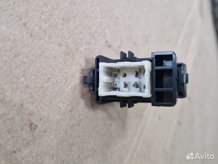 Кнопка стеклоподъемника Mitsubishi space wagon 2