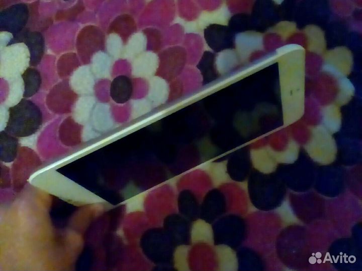 Планшет на запчасти(не рабочий)