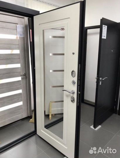 Дверь входная с зеркалом