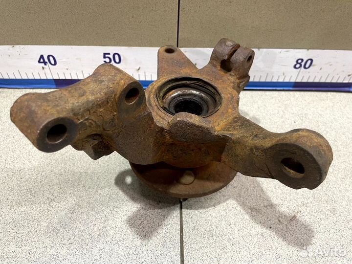 Кулак передний левый Kia Shuma II