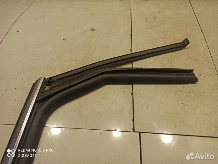 Уплотнитель стекла (задний, левый) (Kia Sorento)