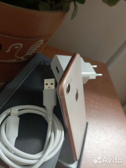 Телефон iPhone 8 Gold 64gb
