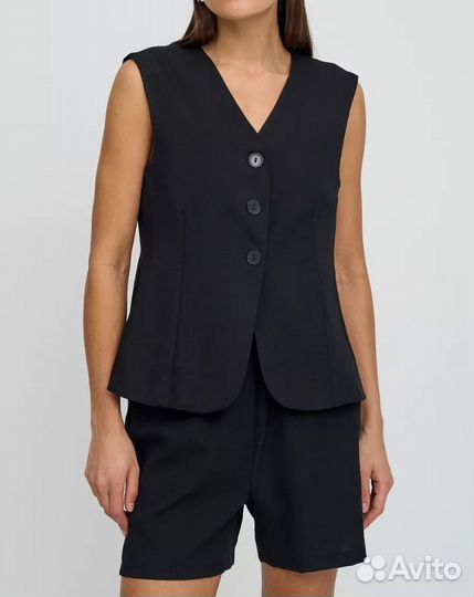 Костюм с жилеткой и шортами льяной xs