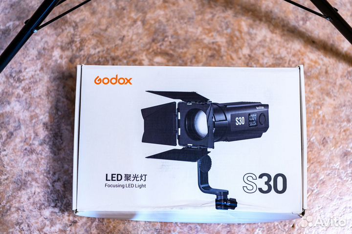 Godox S30 - светодиодный Осветитель