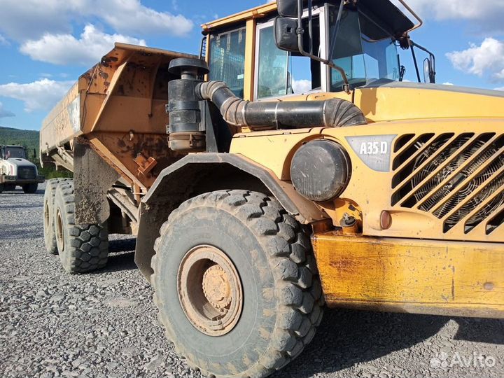 Водитель сочлененного самосвала