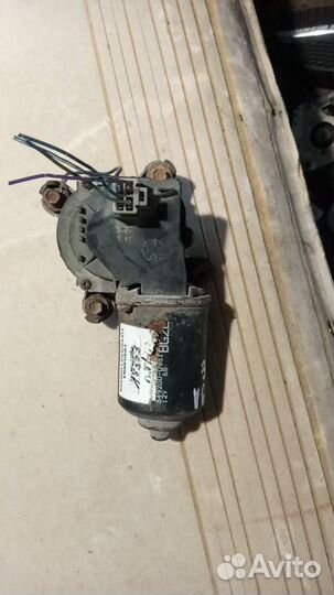 Моторчик передних стеклоочистителей Mazda 323 BA