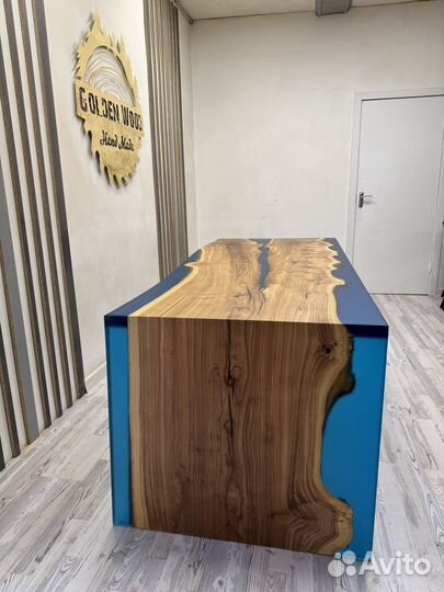 Стол из массива и смолы