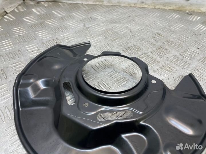 Щит опорный передний правый Toyota Corolla E12