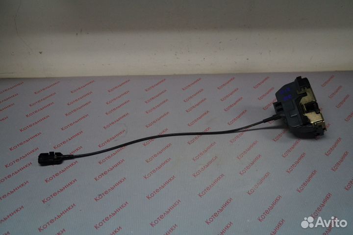 Nissan 82500-AV600 Замок задний правый