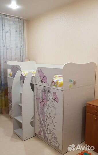 Детская кровать чердак со столом и шкафом