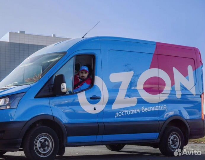 Водитель Ozon на своем грузовом авто