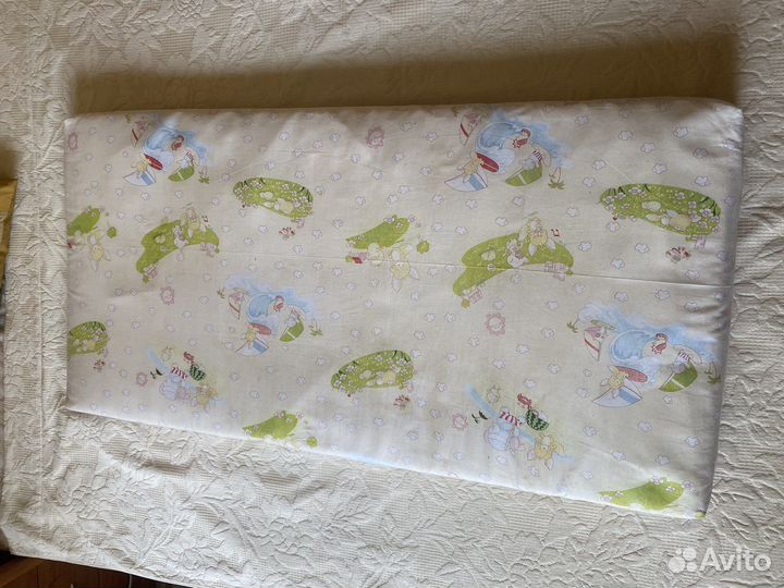 Кроватка-манеж, матрас и детское одеяло в кроватку