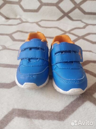 Кроссовки на мальчика р. 20