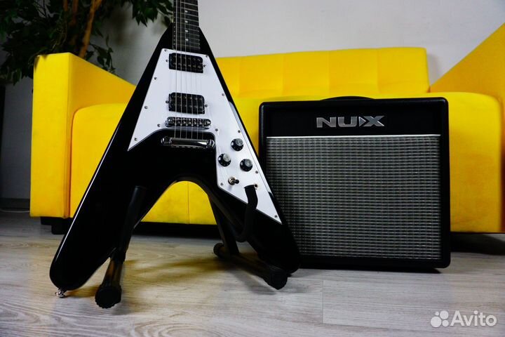 Электрогитара Стрела (форма Flying V)