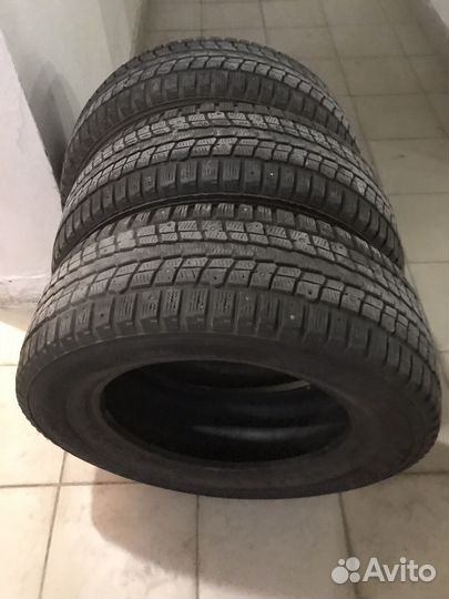 Dunlop SP Winter Ice 01 215/65 R16 98H