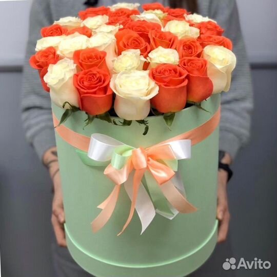 Букет бело-оранжевых роз