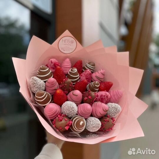 Сладкий букет из клубники в шоколаде