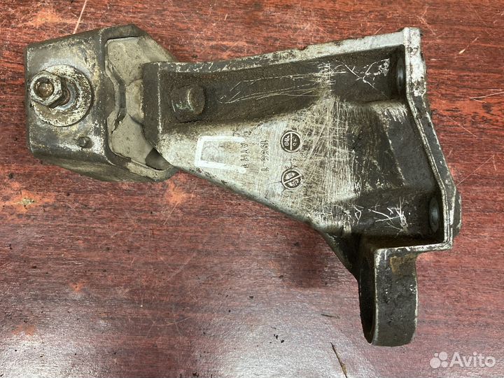 Правый кронштейн МКПП ауди а6 с4