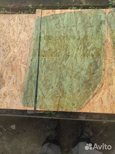 Стекло передней двери Мерседес спринтер 906 левое