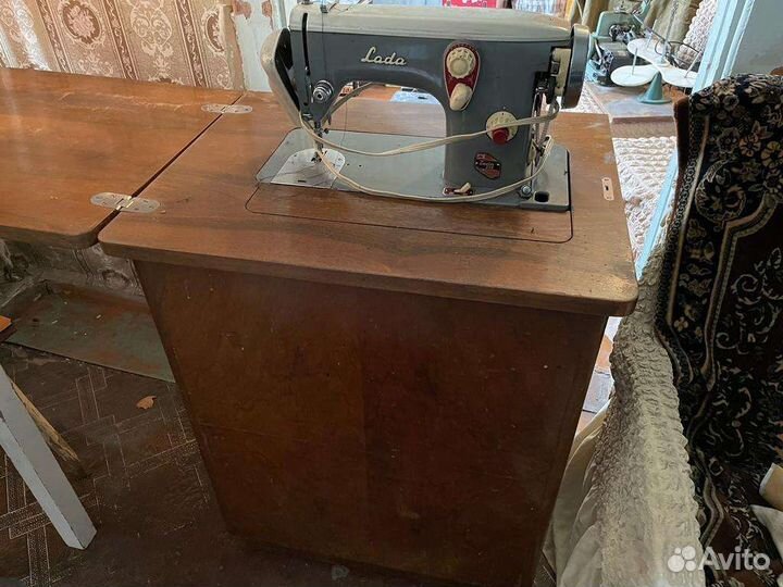 Швейная машинка LADA