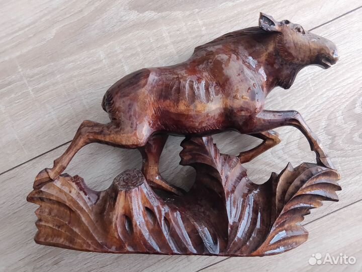 Лось резной из дерева