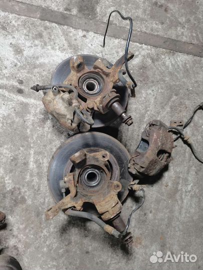 Поворотный кулак Nissan Primera p11
