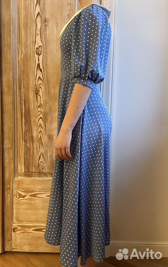 Платье в горошек миди