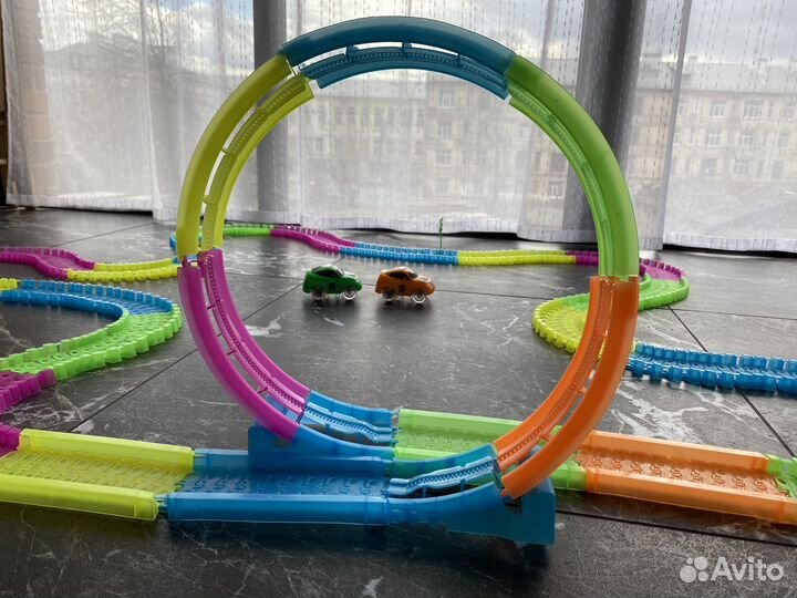 Гибкий трек гоночная трасса с машинами