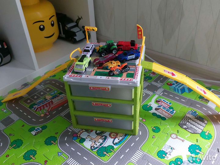 Парковка с машинами