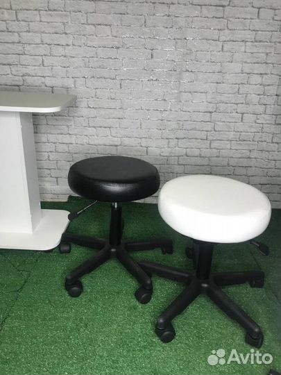 Стул на колесиках табурет без спинки белый