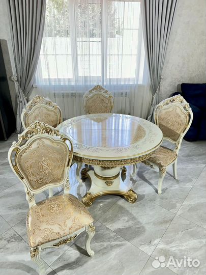 Кухонный стол и стулья