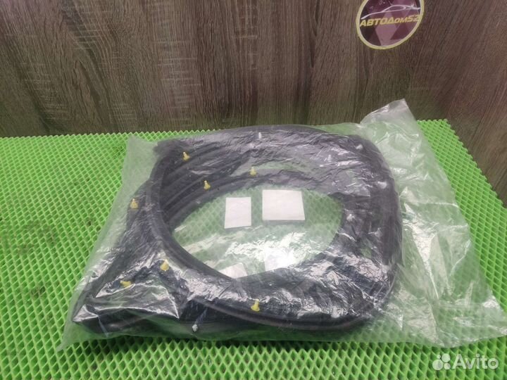 Уплотнитель задней двери Toyota Land Cruiser 200