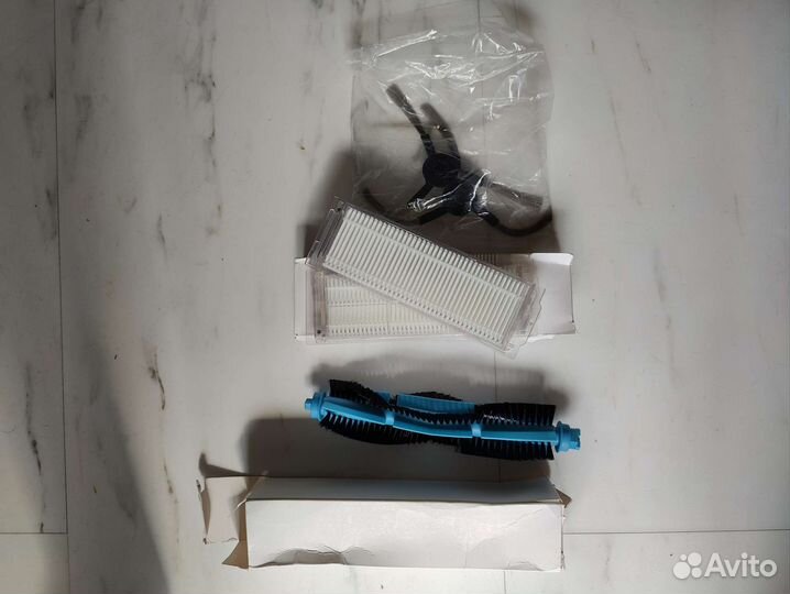 Фильтр и щетки для робота пылесоса