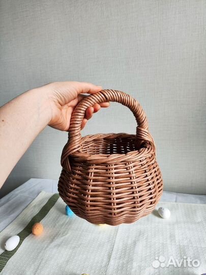 Корзинка плетенная из бумажной лозы